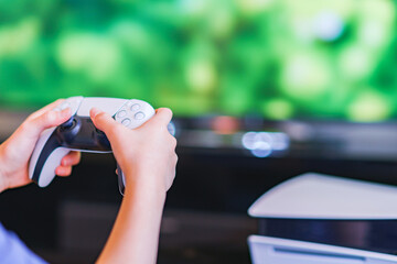 ゲーム　コントローラで遊ぶティーンエイジャー　【eスポーツ】 © show999
