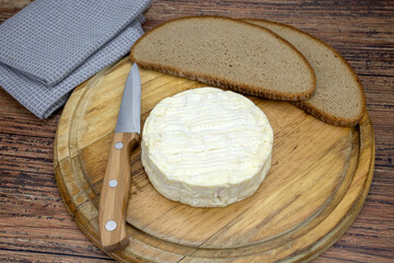 camembert au lait cru sur une planche à découper