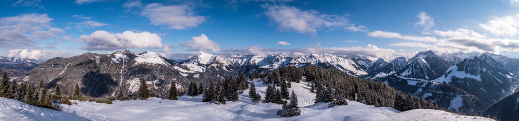 Fototapeta na wymiar Panoramablick in das westliche Karwendel mit Demeljoch und Zotenjoch vom Lerchkogel im Winter