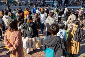 Obraz na płótnie Canvas 渋谷スクランブル交差点を渡る人たちの風景