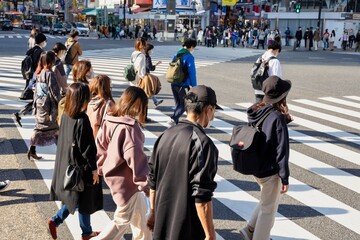 渋谷スクランブル交差点を渡る人たちの風景