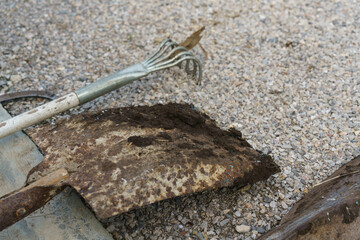 A spade that soils the soil after use