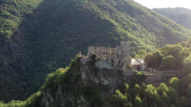 survol de la haute-vall&eacute;e de l'Aude et ch&acirc;teau cathare (Usson)