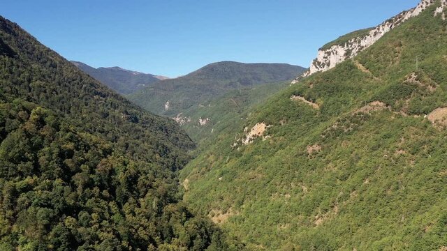 survol de la haute-vall&eacute;e de l'Aude et ch&acirc;teau cathare (Usson)
