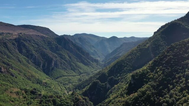survol de la haute-vall&eacute;e de l'Aude et ch&acirc;teau cathare (Usson)