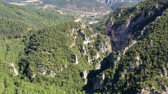 survol de la haute-vall&eacute;e de l'Aude et ch&acirc;teau cathare (Usson)