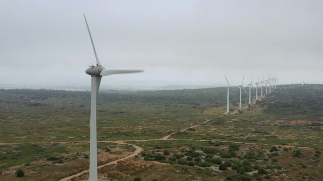 Survol des Corbi&egrave;res, &eacute;oliennes dans la garrigue et les vignes