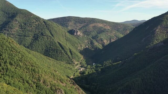 survol de la haute-vall&eacute;e de l'Aude et ch&acirc;teau cathare (Usson)