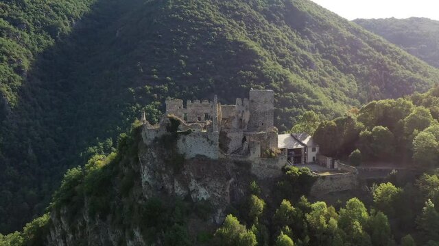 survol de la haute-vall&eacute;e de l'Aude et ch&acirc;teau cathare (Usson)