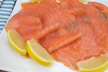 tranches de saumon fumé dans une assiette