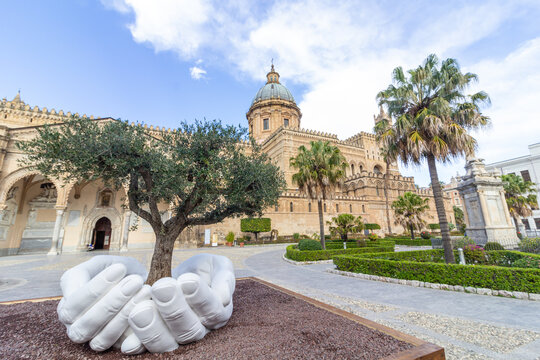 La Cattedrale di Palermo con scultura di Lorenzo Quinn