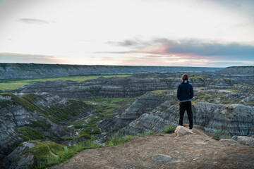 Obraz premium Badlands in the prairie of alberta, canada