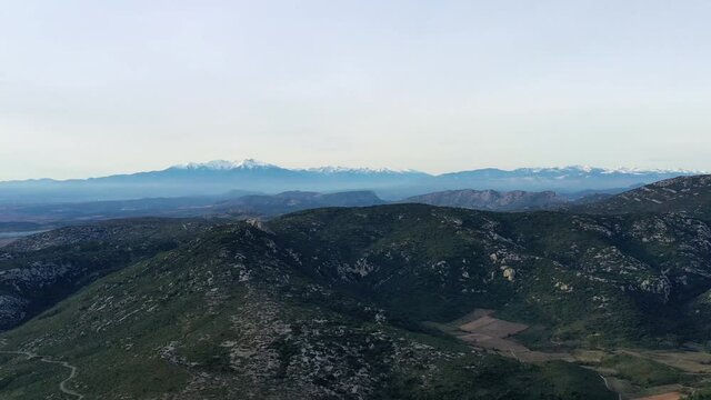 Survol du massif des Corbi&egrave;res dans l'Aude pr&egrave;s de Leucate
