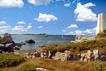 Ile de Bréhat.  Panorama sur la côte sauvage et la Tour blanche. Côtes-d'Armor. Bretagne