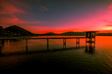 Obraz premium The background of the morning light, the wallpaper of the Twilight sky, the lake or the sea, is a natural beauty, seen between travel.