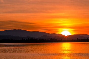 The background of the morning light, the wallpaper of the Twilight sky, the lake or the sea, is a natural beauty, seen between travel.