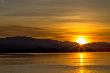 The background of the morning light, the wallpaper of the Twilight sky, the lake or the sea, is a natural beauty, seen between travel.