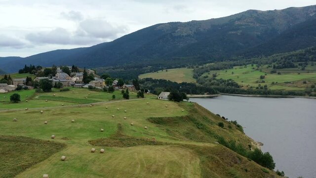 survol du lac de Matemale dans les Pyr&eacute;n&eacute;es