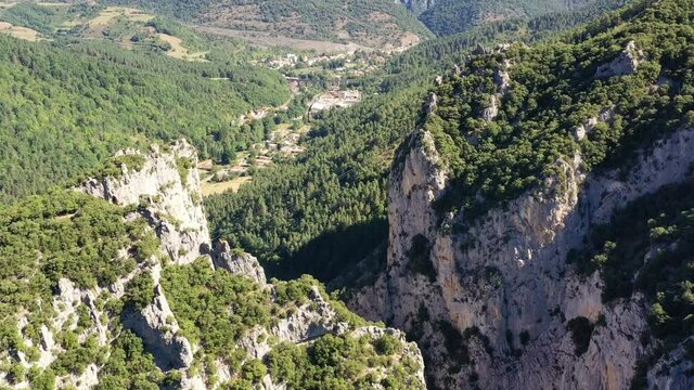 survol de la haute-vall&eacute;e de l'Aude et ch&acirc;teau cathare (Usson)
