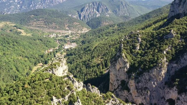 survol de la haute-vall&eacute;e de l'Aude et ch&acirc;teau cathare (Usson)