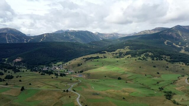 survol du lac de Matemale dans les Pyr&eacute;n&eacute;es