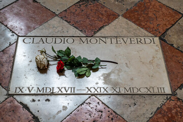Tomba di Claudio Monteverdi mit frischen Rosen darauf in der Santa Maria Gloriosa dei Frari in Venedig