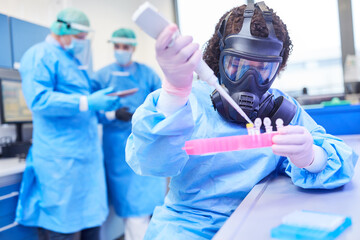 Weibliche Chemikerin bei Covid-19 Impfstoff Forschung