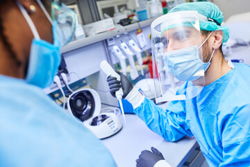 Zusammenarbeit von Forscher Team im Biotech Labor