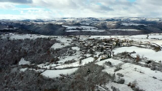 Survol de Villages en Auvergne sous la neige