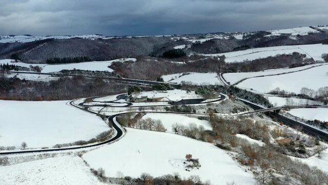 Survol de Villages en Auvergne sous la neige