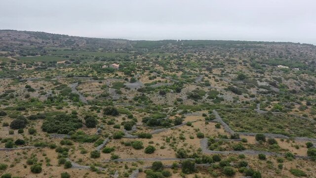 Survol des Corbi&egrave;res, &eacute;oliennes dans la garrigue et les vignes
