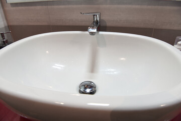 lavandino bagno cermamica rubinetto acqua bagno ceramica bianca lavarsi le mani 