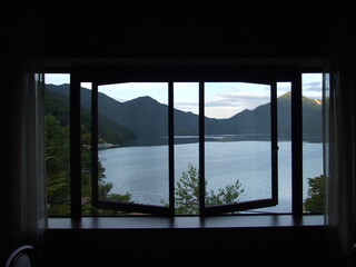 窓から見た中禅寺湖