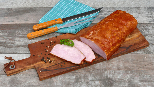 Kassler Braten auf einem Schneidebrett