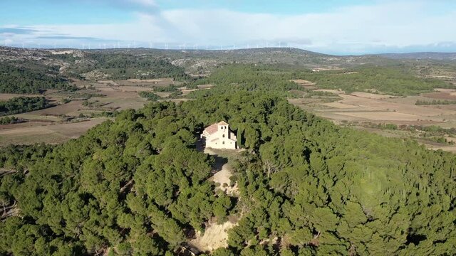Survol du massif des Corbi&egrave;res dans l'Aude (France)