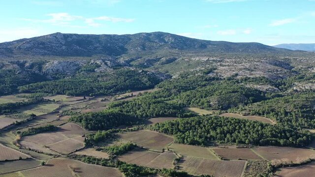 Survol du massif des Corbi&egrave;res dans l'Aude (France)