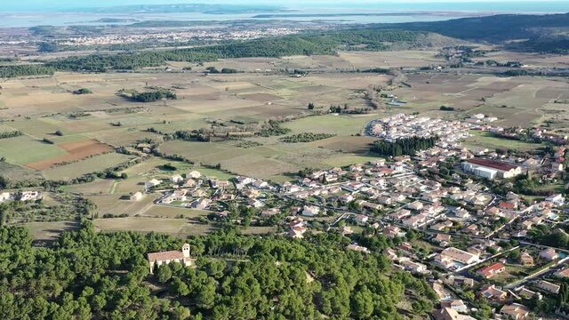 Survol du massif des Corbi&egrave;res dans l'Aude (France)