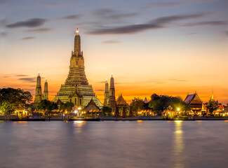 Obraz premium Place for tourist visit for landscape view of great temple in the middle of bangkok thailand