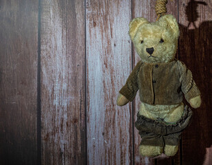 Der hängende Teddybär symbolisiert den Selbstmord.