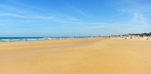 Fototapeta na wymiar Playa Bateles en Conil de la Frontera, pueblo famoso por sus playas en la costa de Cádiz, Andalucía, España