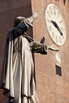 The statue of Savonarola outside