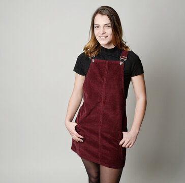 junge frau in rotem latzhosen cord kleid