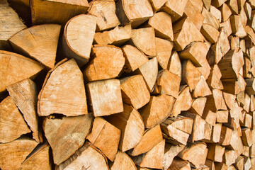 Für den Winter aufgestapeltes Brennholz in Holzofen großen Stücken.