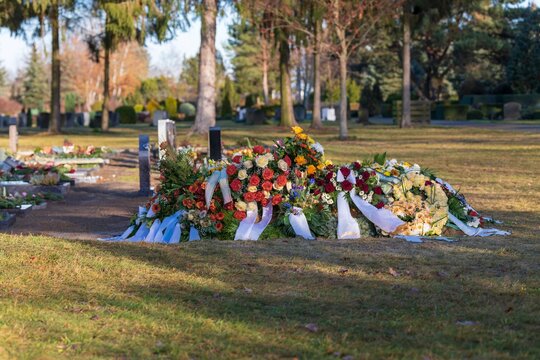 Frisches Erdgrab auf einem Friedhof