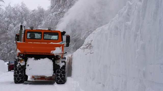 Spazzaneve che rimuove la neve dalla strada di montagna dpopo un abbondante nevicata.

Mezzi di soccorso stradale in azione, durante l'inverno sulle strade di montagna