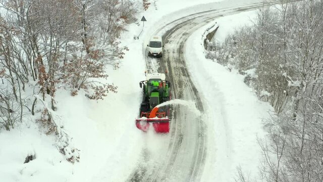 Spazzaneve che rimuove la neve dalla strada di montagna dpopo un abbondante nevicata.

Mezzi di soccorso stradale in azione, durante l'inverno sulle strade di montagna