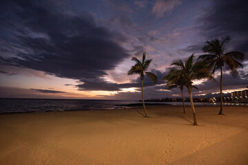 Fototapeta premium Cloudy sunset on the beach of Arrecife, in Lanzarote