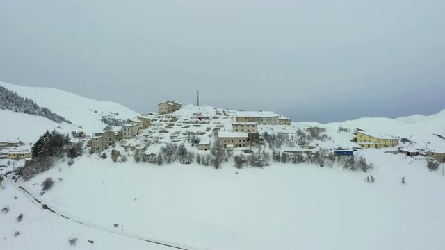 Castelluccio di Norcia sotto la neve, Umbria.
Vista aerea di quel che rimane di Castelluccio Norcia durante l'inverno, dopo il devastante terremoto.