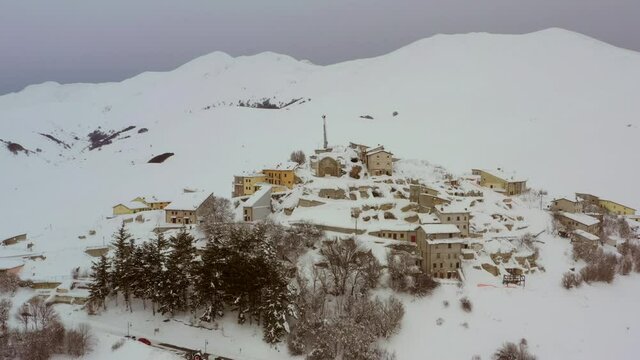Castelluccio di Norcia sotto la neve, Umbria.
Vista aerea di quel che rimane di Castelluccio Norcia durante l'inverno, dopo il devastante terremoto.