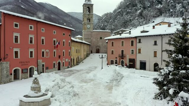 Il villaggio medievale di Leonessa sotto la neve, Rieti, Lazio.
Vista aerea di Leonessa, coperto di neve durante l'inverno.